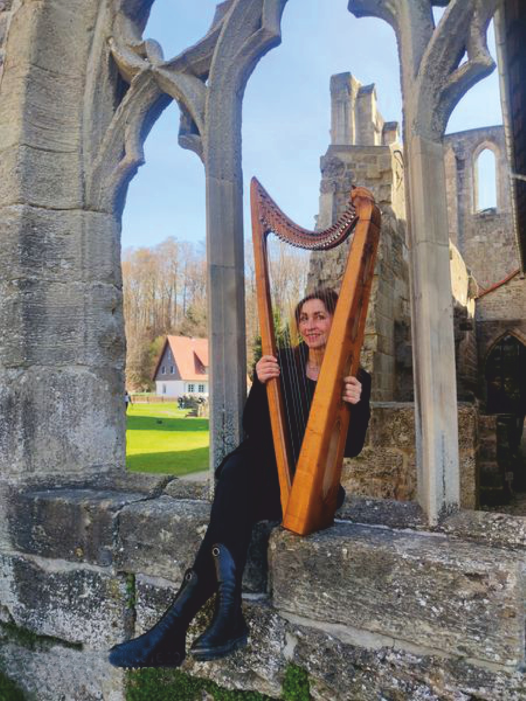 Klara vom Querenberg an der Harfe